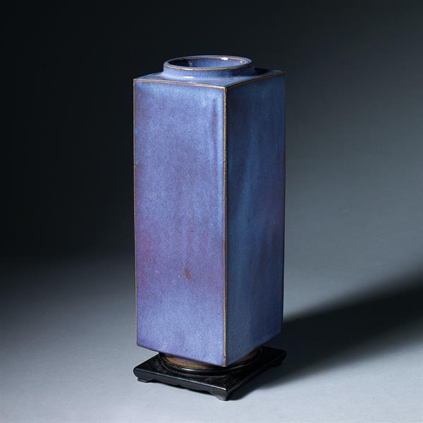 20. Cong Vase and stand