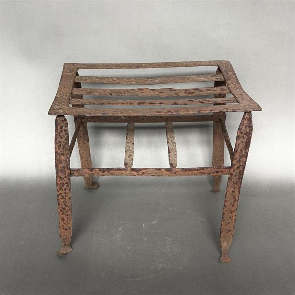 29. Trivet