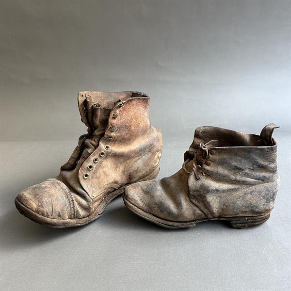 43. Boots